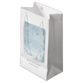 Petit Sac Cadeau Flocon de neige bleu poussiéreux (Devant Angle)