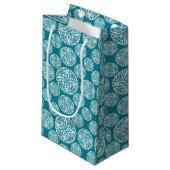 Petit Sac Cadeau Flocon de neige floral d'hiver (Devant Angle)