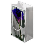Petit Sac Cadeau Floral pourpre (Devant Angle)