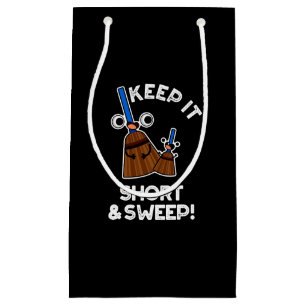 Petit Sac Cadeau Gardez-Le Court Et Balayer Funny Broom Pun Dark BG
