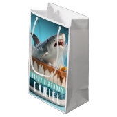 Petit Sac Cadeau Gâteau d'anniversaire sur le thème du requin (Dos Angle)