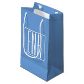 Petit Sac Cadeau Gras moderne 3 initiales Monogramme | Bleu doux (Devant Angle)