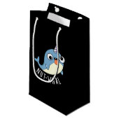 Petit Sac Cadeau Gros-cétacés Drôle Jeu Narwhal BG foncé (Devant Angle)