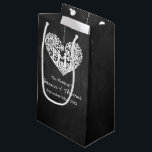 Petit Sac Cadeau Hanging Heart Tree Chalkboard Mariage Collection<br><div class="desc">Célébrez dans le style avec ces sacs cadeaux mariages élégants et très tendance. Le design est facile à personnaliser avec votre libellé d'événement spécial et vos invités seront ravis quand ils verront ces fabuleux sacs cadeaux. Les éléments mariages correspondants se trouvent dans la collection.</div>