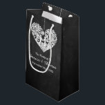 Petit Sac Cadeau Hanging Heart Tree Chalkboard Mariage Collection<br><div class="desc">Célébrez dans le style avec ces sacs cadeaux mariages élégants et très tendance. Le design est facile à personnaliser avec votre libellé d'événement spécial et vos invités seront ravis quand ils verront ces fabuleux sacs cadeaux. Les éléments mariages correspondants se trouvent dans la collection.</div>