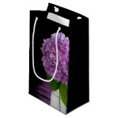 Petit Sac Cadeau Hydrangée Violette Sur Noir (Devant Angle)