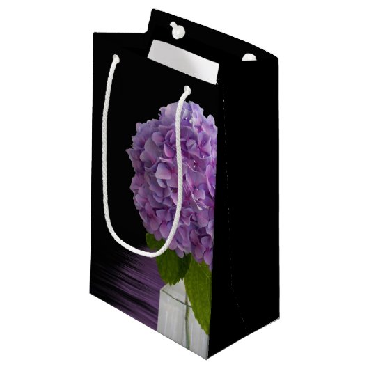 Petit Sac Cadeau Hydrangée Violette Sur Noir (Devant Angle)