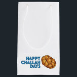 Petit Sac Cadeau Joyeux Jours de Challah Hanoukka Chanukah Holiday<br><div class="desc">Il présente une illustration originale d'une miche de pain d'allah tressé, avec HAPPY CHALLAH DAYS dans une police amusante. Idéal pour les cadeaux Hanoukka ! Des étiquettes cadeaux, des tissus, des rubans et des enveloppes cadeaux sont disponibles. Cette illustration est également disponible sur d'autres produits. Ne vois-tu pas ce que...</div>