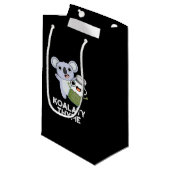 Petit Sac Cadeau Koala-ty Thyme Funny Koala Thyme Pun Dark BG (Devant Angle)