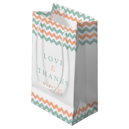 Petit Sac Cadeau La collection moderne de Mariages Chevron Peach &  (Devant Angle)