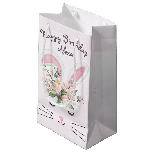 Petit Sac Cadeau Lapin d'anniversaire avec fleurs sur rose (Devant Angle)