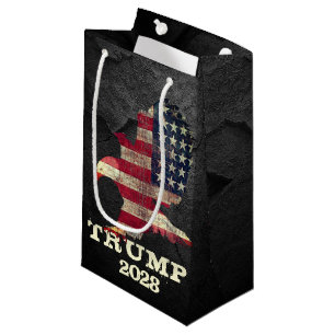 Petit Sac Cadeau Le drapeau américain et l'aigle Trump 2028 sur Bla