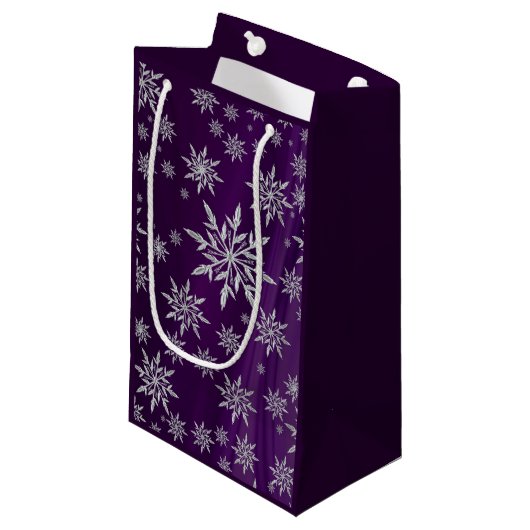 Petit Sac Cadeau Les flocons d'argent mousseux sur le violet (Devant Angle)