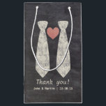 Petit Sac Cadeau LGBT Tying Knot Faux Chalkboard Gay Mariage<br><div class="desc">Gay Mariage boîte cadeau pour correspondre à notre mignonne et moderne Tying the Knot Chalkboard Gay Mariage Collection. Déjà ce siècle, nous avons vu des moments charnières et des changements que certains pensaient ne jamais voir. Les lois sur le mariage LGBT se répandent à travers le monde et le temps...</div>