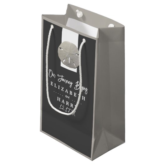 Petit Sac Cadeau Lone Sand Dollar - Charcoal Grey - Beach Wedding (Devant Angle)