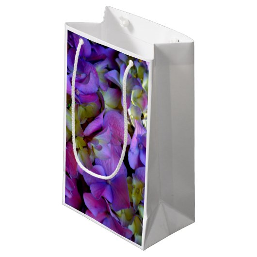 Petit Sac Cadeau Magenta Purple bleu jaune Hydrangeas fleurs (Devant Angle)