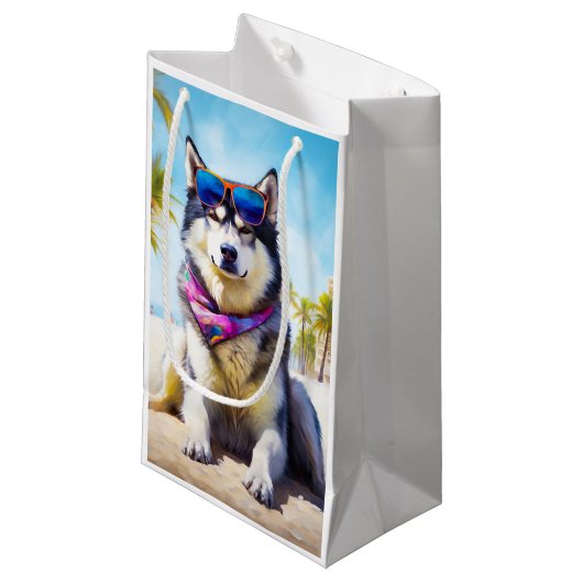 Petit Sac Cadeau Malamute d'Alaska sur la plage, cadeau d'été (Devant Angle)