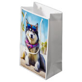 Petit Sac Cadeau Malamute d'Alaska sur la plage, cadeau d'été (Dos Angle)