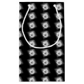 Petit Sac Cadeau marguerite blanche brillant sur noir (Dos)