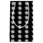 Petit Sac Cadeau marguerite blanche brillant sur noir (Devant)