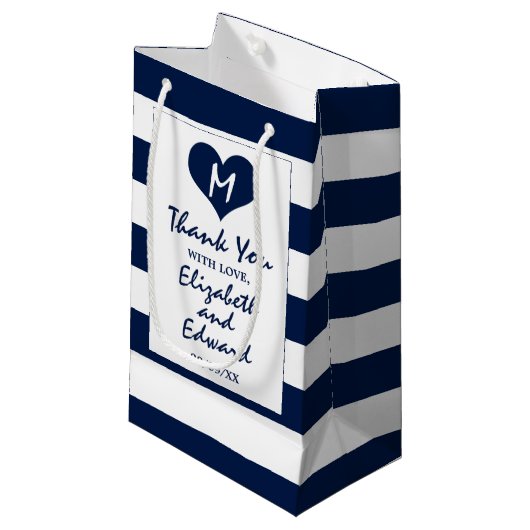 Petit Sac Cadeau Mariage bleu et blanc de la marine moderne chic (Devant Angle)