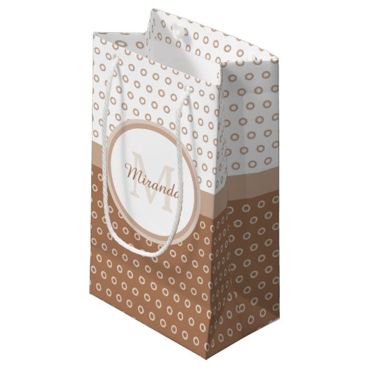 Petit Sac Cadeau Monogramme Brown et blanc avec nom (Devant Angle)