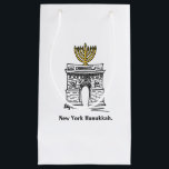 Petit Sac Cadeau New York Hanoukka Menorah NYC Carré de Washington<br><div class="desc">Le sac cadeau présente une illustration originale d'un repère classique de New York, Washington Carré Arch, "habillé" pour les vacances ! Cette illustration de Chanukah est également disponible sur d'autres produits. Ne vois-tu pas ce que tu cherches ? Vous avez besoin d'aide pour la personnalisation ? Contactez Rebecca pour avoir...</div>