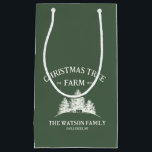 Petit Sac Cadeau Nom de famille personnalisé Christmas Tree Farm Re<br><div class="desc">Faites des cadeaux spéciaux avec notre sac cadeau de vacances personnalisé! Doté de votre nom de famille et d'un design rétro de la ferme de Noël en vert sage,  il est parfait pour ajouter une touche festive et personnelle à tout présent.</div>