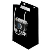 Petit Sac Cadeau Oh Snap Funny Camera Pun Dark BG (Devant Angle)