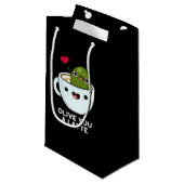 Petit Sac Cadeau Olive You A Latte Funny Food Pun Dark BG (Devant Angle)