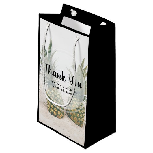 Petit Sac Cadeau Photo de 2 ananas lors d'un mariage sur la plage (Devant Angle)