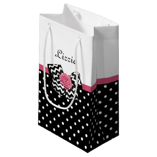 Petit Sac Cadeau Points noirs mignons Rose rose Chevron Bow et nom (Devant Angle)