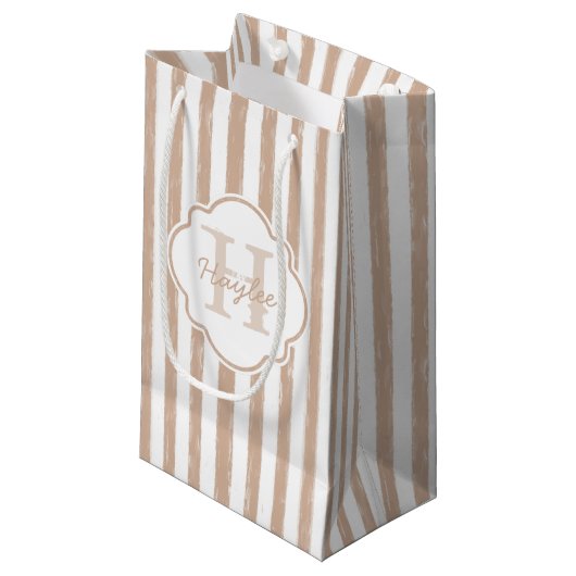 Petit Sac Cadeau Preppy Tan Peint Stripes Monogramme et nom (Devant Angle)