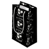 Petit Sac Cadeau Probablement Juste Des Chaussettes (Devant Angle)