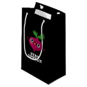 Petit Sac Cadeau Restez à jour Funny Veggie Beet Pun Dark BG (Devant Angle)