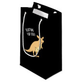 Petit Sac Cadeau Roo Ting Pour Vous Drôle Kangaroo Pun Dark BG (Devant Angle)