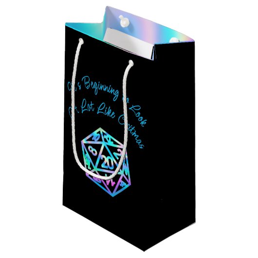Petit Sac Cadeau RPG Critmas | Holo Retro Tabletop Role Player Dice (Devant Angle)