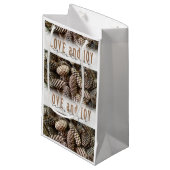Petit Sac Cadeau Rustic Holiday Love and Joy Pine Cone (Devant Angle)
