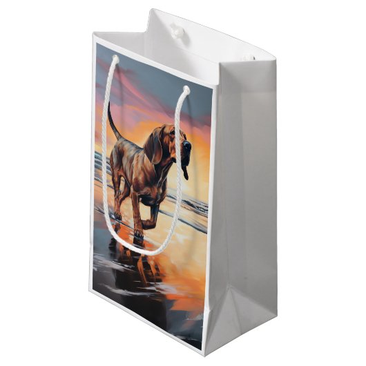 Petit Sac Cadeau Sandy Paws Bloodhound Dog on Beach Sunset (Devant Angle)