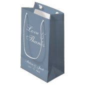 Petit Sac Cadeau Script simple Dusty Blue Mariage Love & Thanks (Devant Angle)