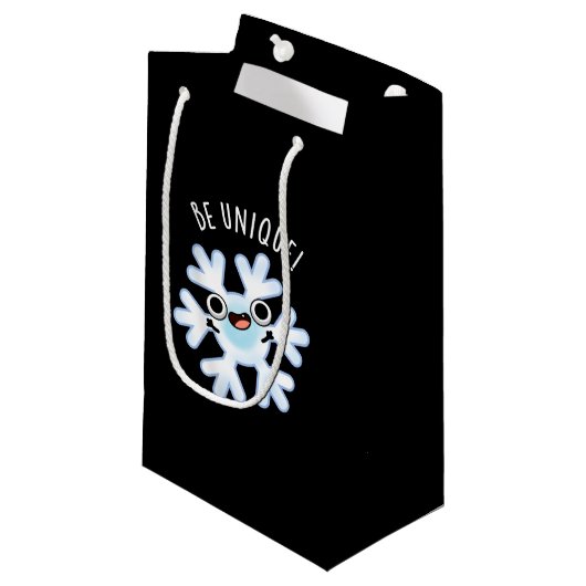 Petit Sac Cadeau Soyez unique Funny Snowflake Pun Dark BG (Devant Angle)