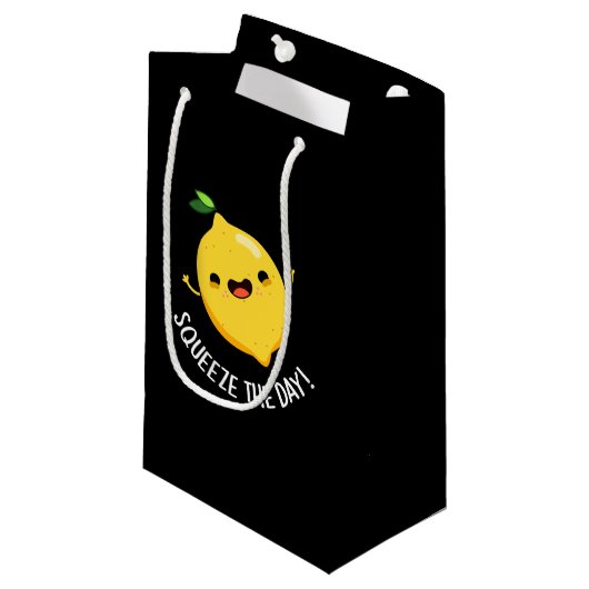Petit Sac Cadeau Squeeze Day Funny Lemon Pun Dark BG (Devant Angle)
