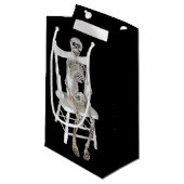 Petit Sac Cadeau squelette assis sur une chaise blanche (Devant Angle)