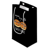 Petit Sac Cadeau Sweet Buns Funny Baking Pun Dark BG (Devant Angle)