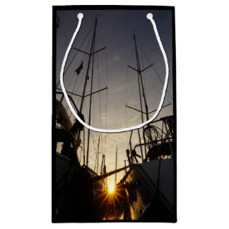 Petit Sac Cadeau Tegenlicht bij 2 zeilboten in de haven.