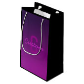 Petit Sac Cadeau Texte Monogrammé Moderne Éditable & Ombre Violet  (Dos Angle)