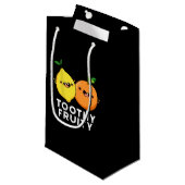 Petit Sac Cadeau Toothy Fruity Funny Fruit Pun Dark BG (Devant Angle)