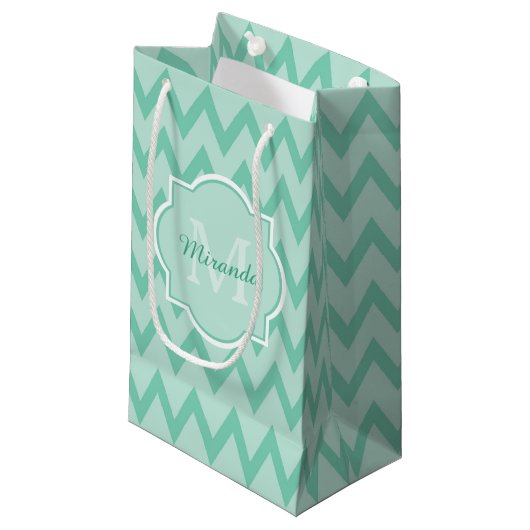 Petit Sac Cadeau Trendy Mint Green Chevron Zigzag Nom et Monogramme (Devant Angle)