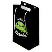 Petit Sac Cadeau Turtley Awesome Funky Turtle Pun Dark BG (Devant Angle)