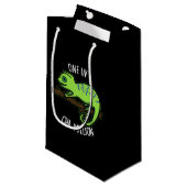 Petit Sac Cadeau Un Dans Cha Million Funny Chameleon Pun Dark BG (Devant Angle)